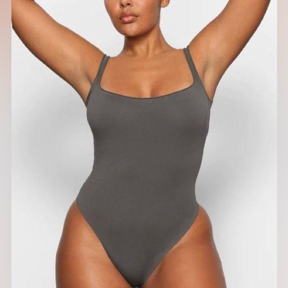 🩶NEW SKIMS RAW EDGE CAMI BODYSUIT IN GUNMETAL M - Picture 3 of 4